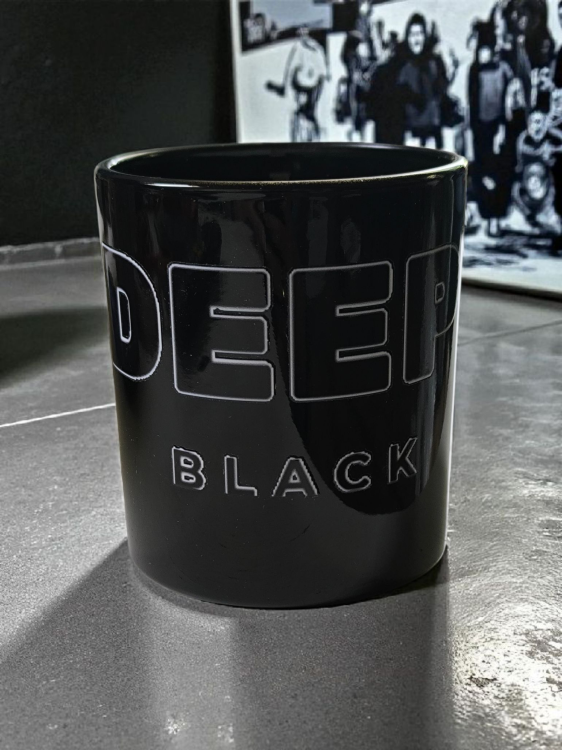 świeca sojowa front w szkle deep black prezent oyka candle.png