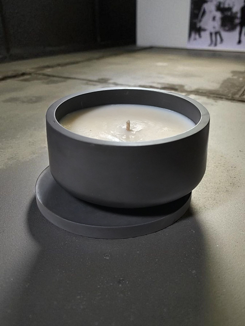 śiweeca sojhowa deep black otwarta w naczyniu gipsowym oyka candle.png