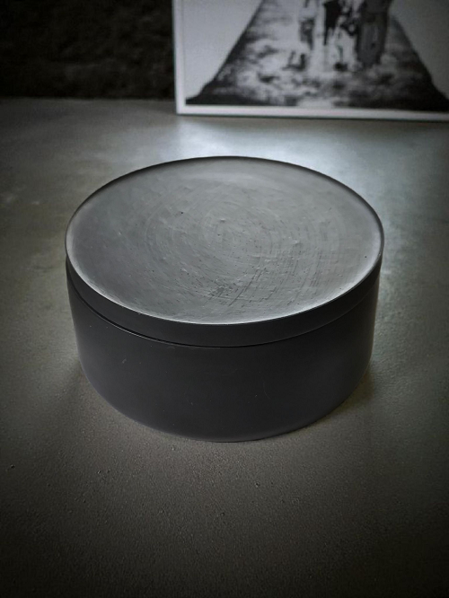 świeca sojowa w gipsie zamknięta  deep black prezent oyka candle.png