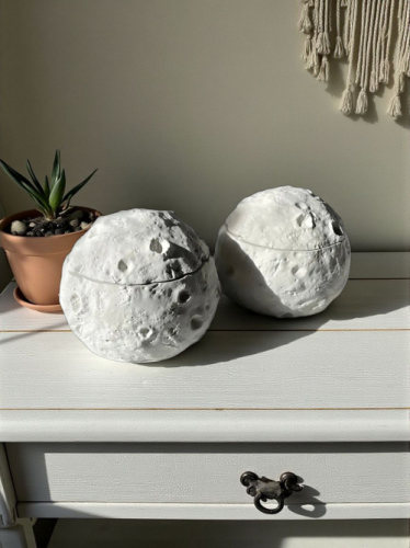 świeca sojowa perefumowana inspirowana zapchem perfum La vie est belle w naczyniu gipsowym- księżyc moon